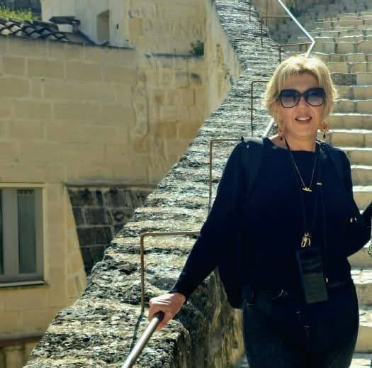 Nicole Fabre sur l'escalier en pierre